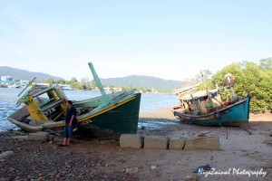 Later that afternoon, me and hubby went out again for some more photo hunting. The first spot we visited is underneath the bridge of Tanjung Lumpur. I immediately saw these two, abandoned mates resting fornlonly on the river banks.