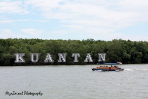 One of the River Cruise bypassing the Kuantan signage of the Pahang River