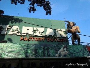 Since DH is already tired and my sore feet is throbing with pain, we decided it is time to head back to the hotel for rest. We choose a cab for a decent ride, bypassing the Tarzan selling jeans.